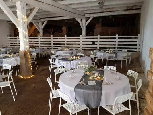 Svatba - kulaté jídelní stoly